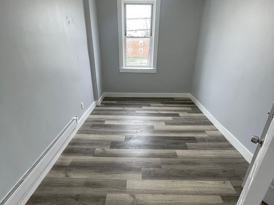 2nd image of 408 Leslie St #4L