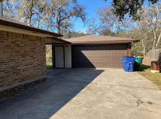 17 Robinhood Ln, Clute, TX 77531