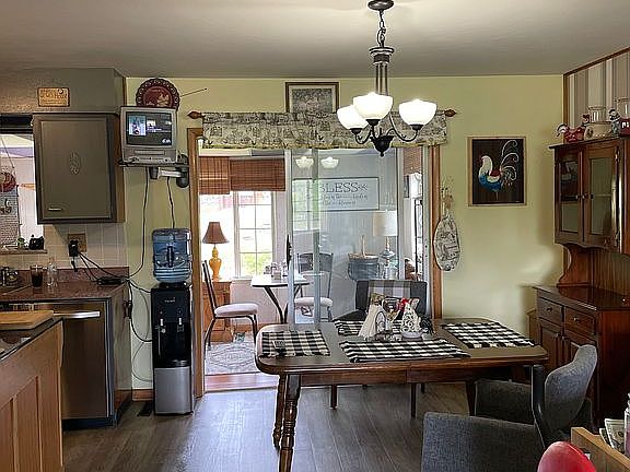 DR doorway into Sunroom 