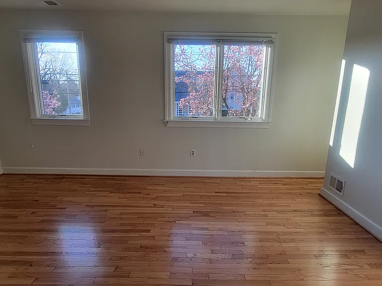 216 E Marshall St — Photo 9