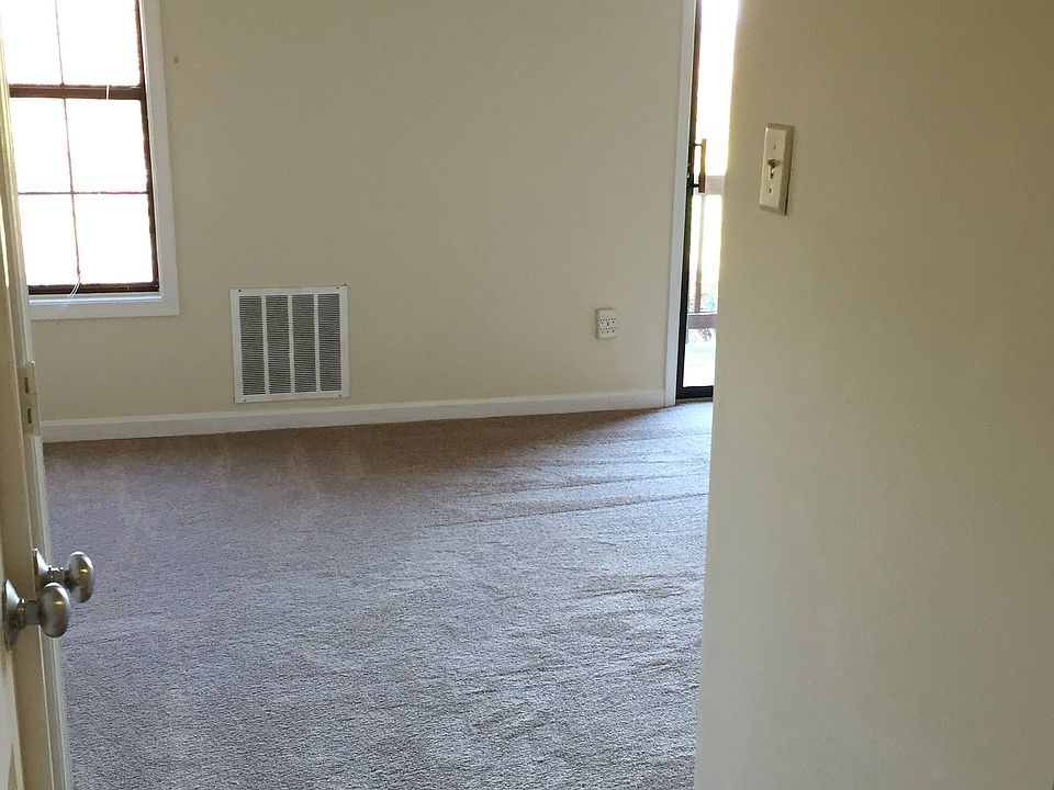 Entryway - Kitchen to the right, Living/Dining room to the f