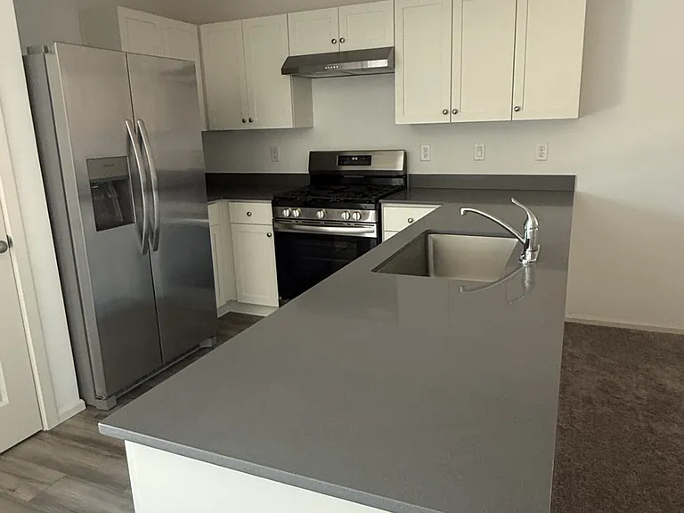 quartz counter tops, gas stove/oven