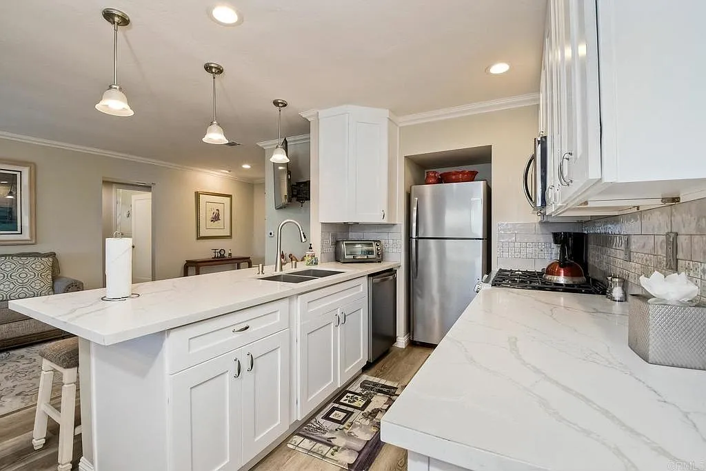 2 bed, 2.0 bath, 908 sqft, $3,850 — Photo 2