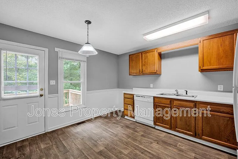 2 bed, 1.5 bath, 925 sqft, $1,195 — Photo 3