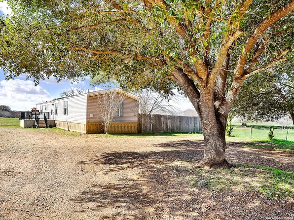553 4th St, Floresville, TX 78114