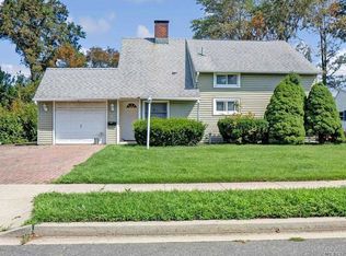 187 Spindle Rd, Hicksville, NY 11801