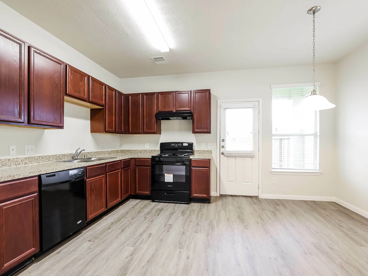 Bavaria Townhomes — Photo 4