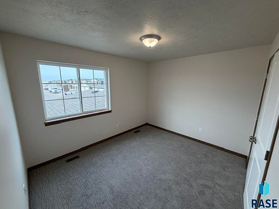 4th image of 9424 W Tunis Dr