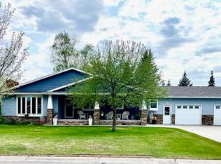 6520 Lake Dr, Grand Forks, ND 58201