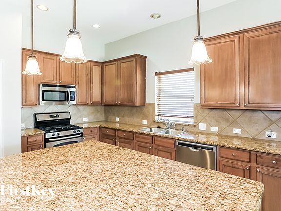 5th image of 324 Highland Fairway Ln
