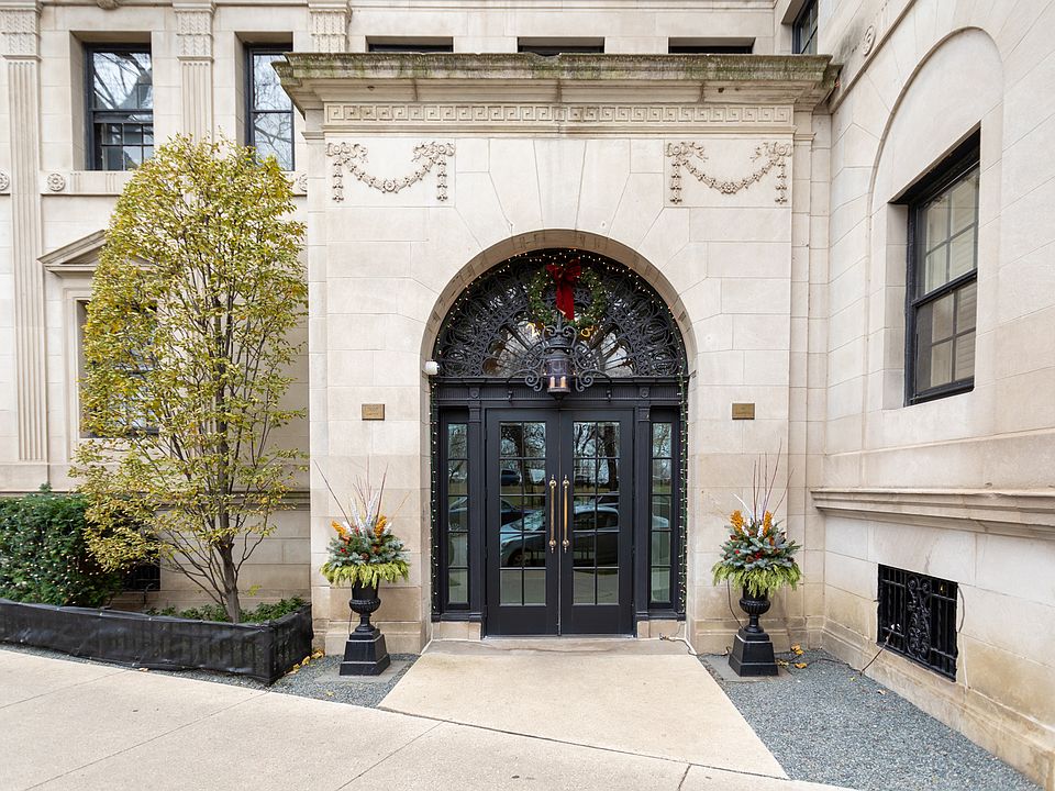 1st image of 2608 N Lakeview Ave APT 1R