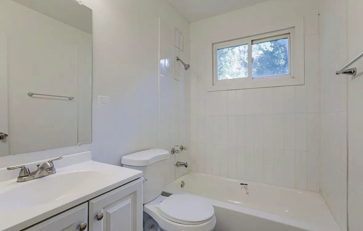 3 bed, 912 sqft, $1,200 — Photo 2