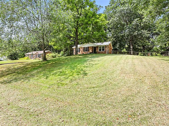 3rd image of 627 Linda Ln