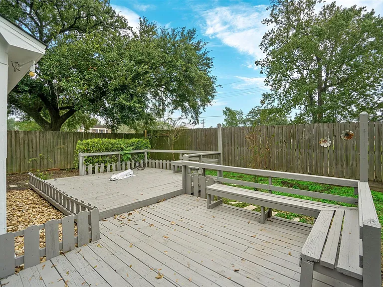 1110 Woods Dr — Photo 19