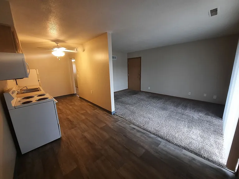 West Glen Apartments — Photo 40