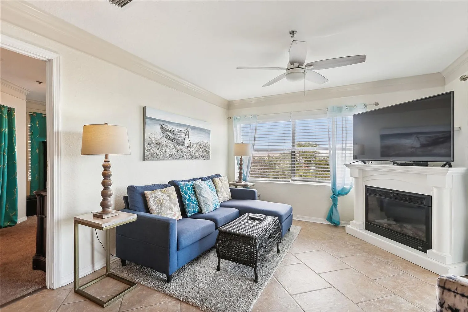 2 bed, 2.0 bath, 904 sqft, $2,352 — Photo 1