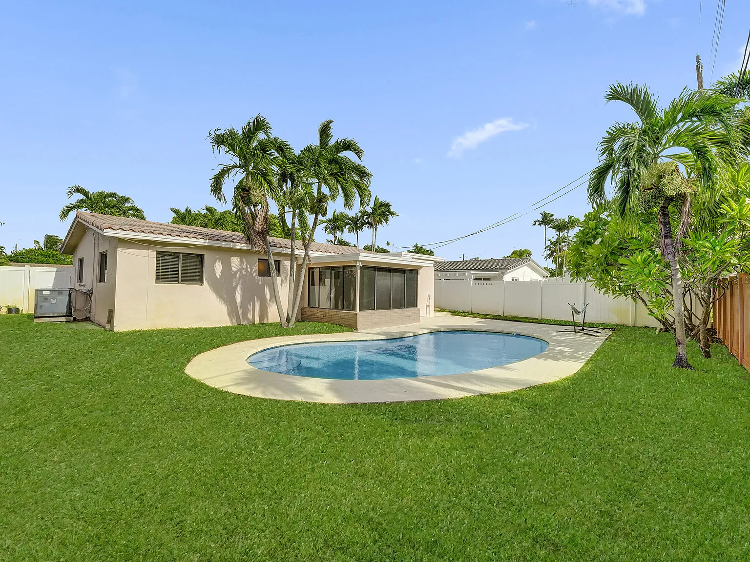 3 bed, 2.0 bath, 1269 sqft, $3,700 — Photo 4