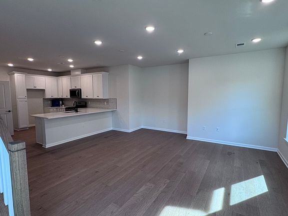 3rd image of 1006 Greenwich Dr