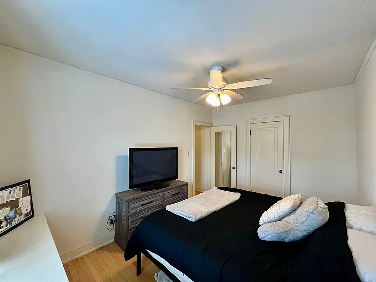 4460 N Oakland Ave — Photo 21