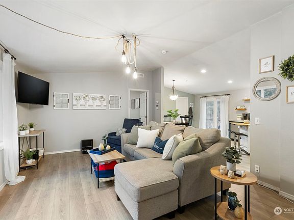 4th image of 390 NE Matthew Drive