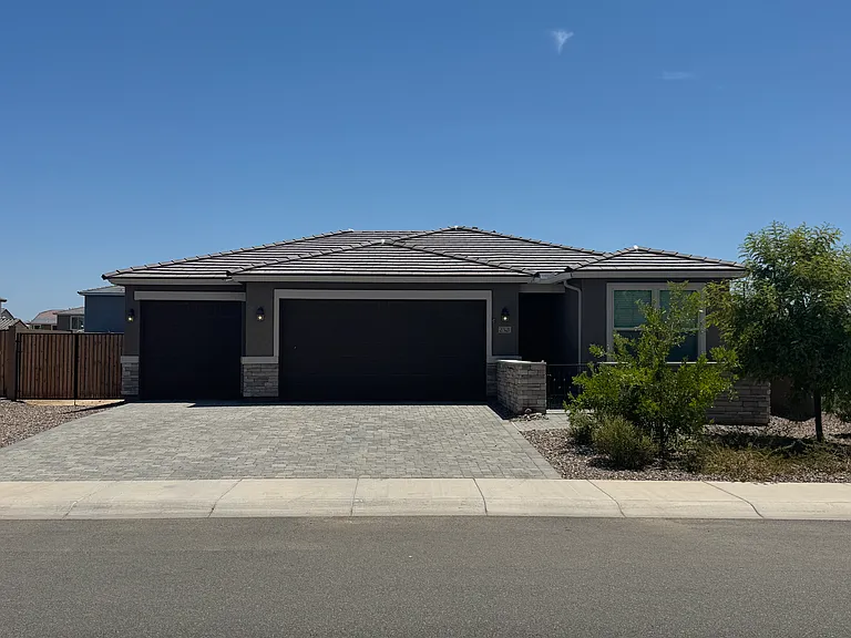 2521 S 180th Dr — Photo 2