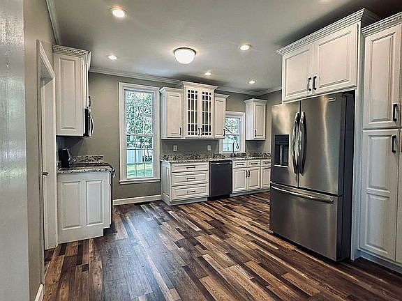 5th image of 1005 E Walnut St