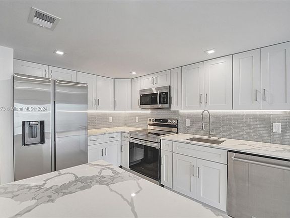 5th image of 2607 N 40th Ave #A-6