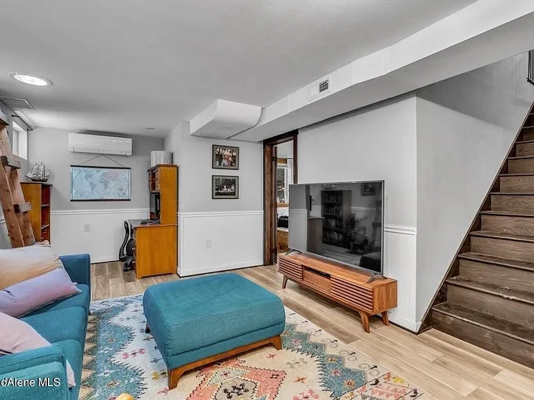 1705 E Satre Ave — Photo 3