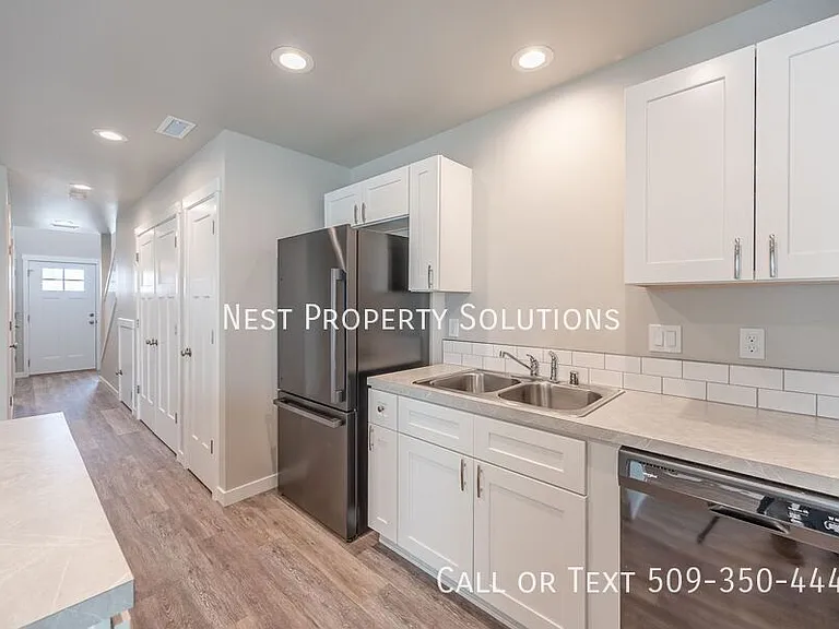 651 Hargraves Ave NE #B — Photo 11