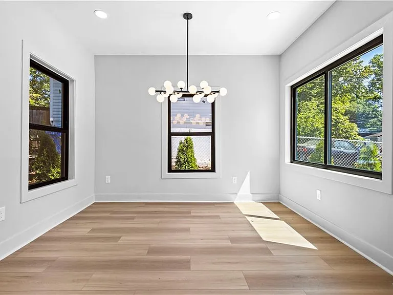 646 Robert St NW — Photo 8