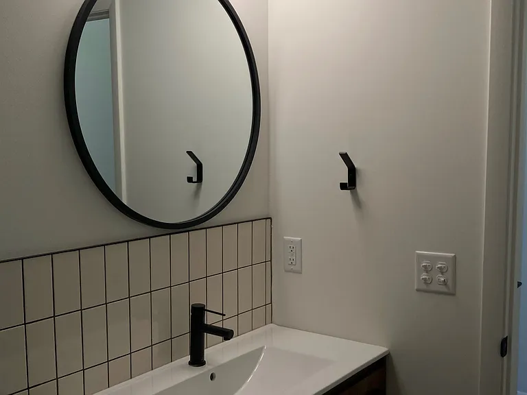 1607 Main St #9 — Photo 4