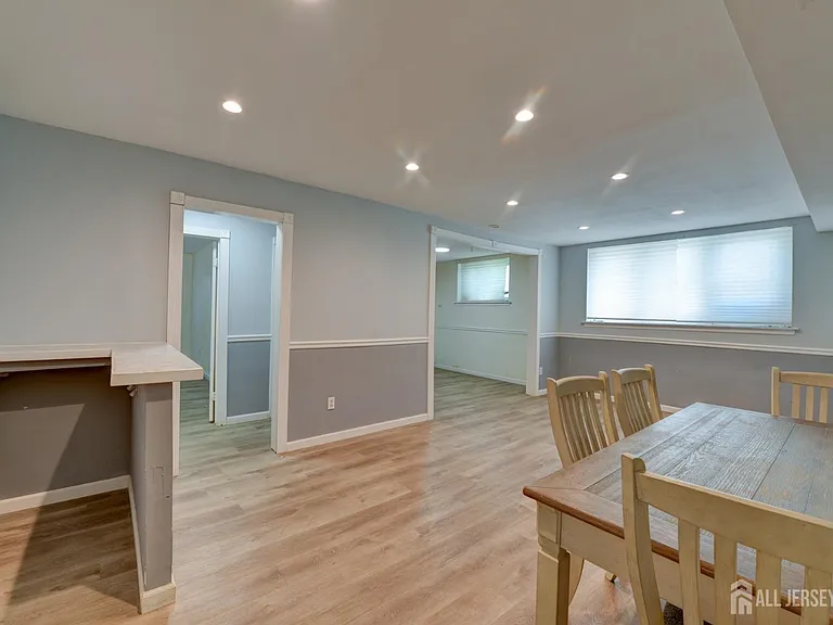 382 College Dr — Photo 5