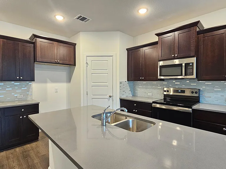 1215 Stagecoach Trl — Photo 6