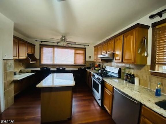 3rd image of 94 Woodbine Ave