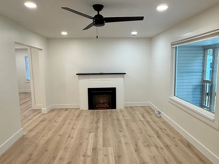 2418 E Kirkwood St — Photo 3