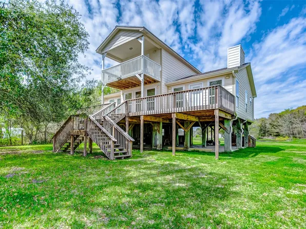 2101 7th St, High Island, TX 77623