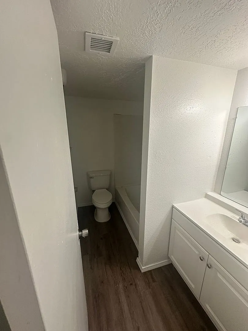 1237-B Menaul Blvd NW — Photo 4