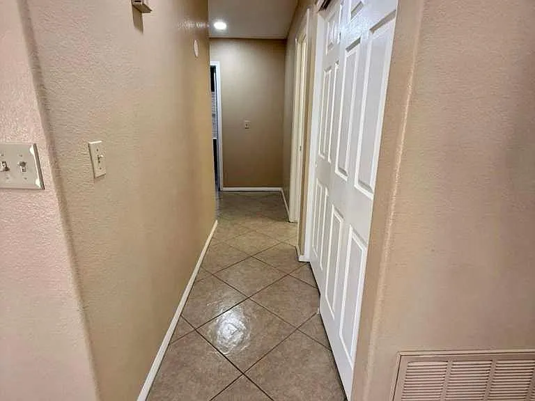 7568 W Kerry Ln — Photo 10