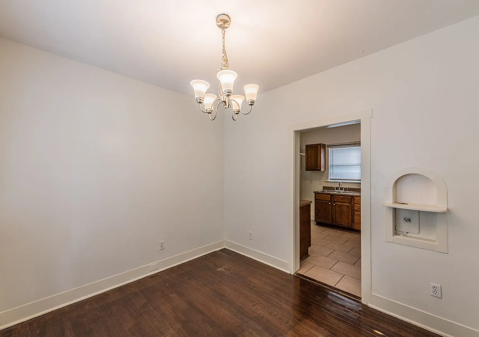 743 E Ashby Pl — Photo 3