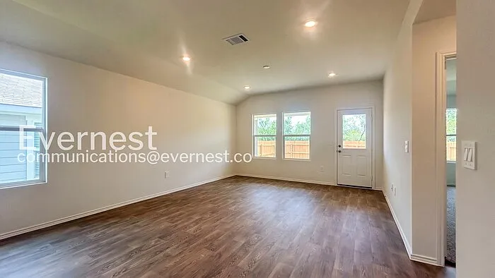 3 bed, 2.0 bath, 1470 sqft, $1,745 — Photo 3