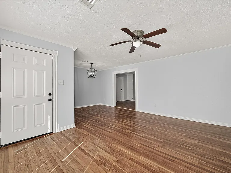 714 E Humble St — Photo 3