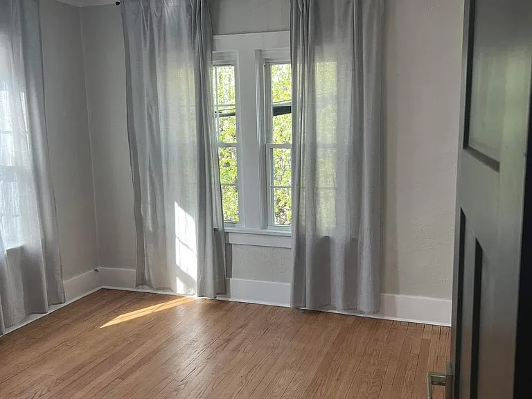 115 E 12th St #1 — Photo 9
