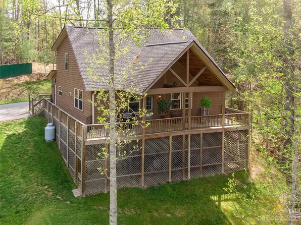 153 Willow Springs Dr, Hendersonville, NC 28739