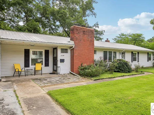 104 N 6th St, Clinton, MO 64735