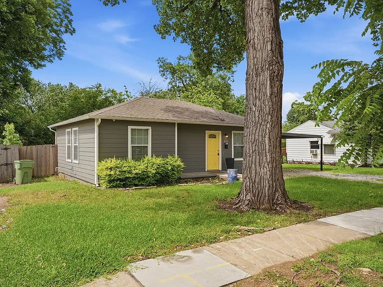 512 Freeman Dr — Photo 2