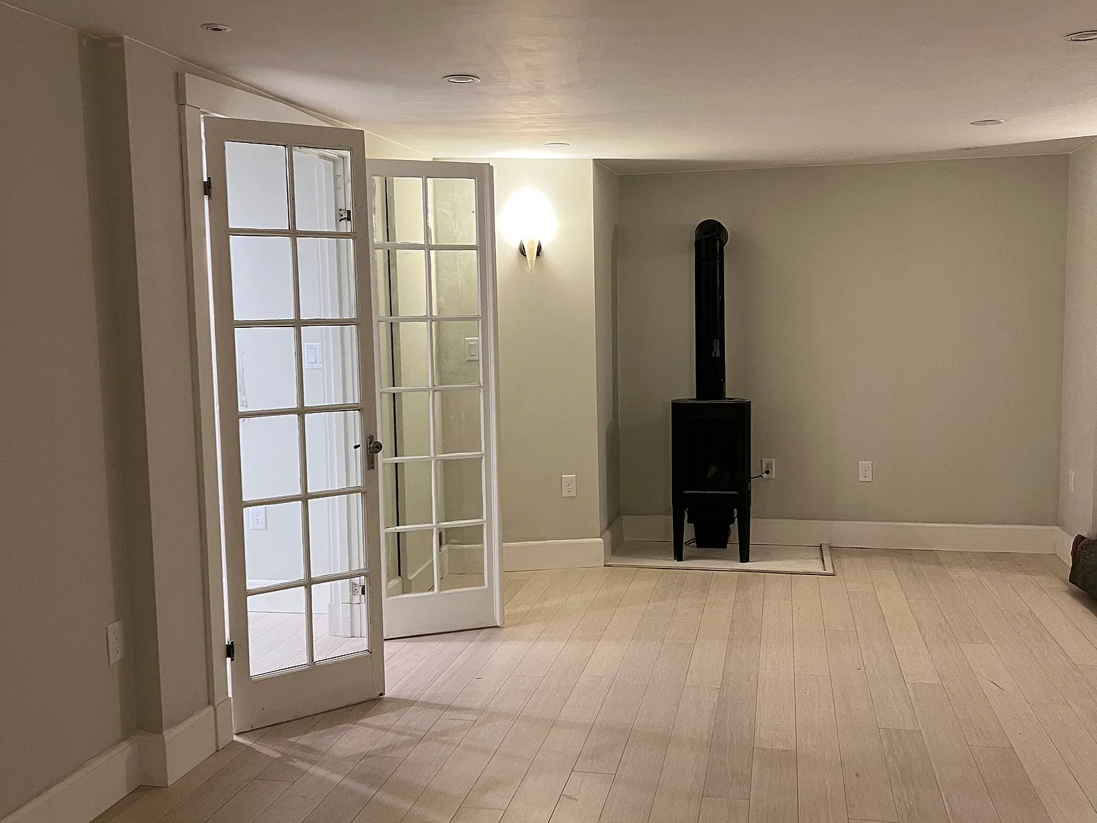 Studio, 700 sqft, $2,050 — Photo 1