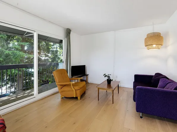 2910 E Pender St #219, Vancouver, BC V5K 2C3
