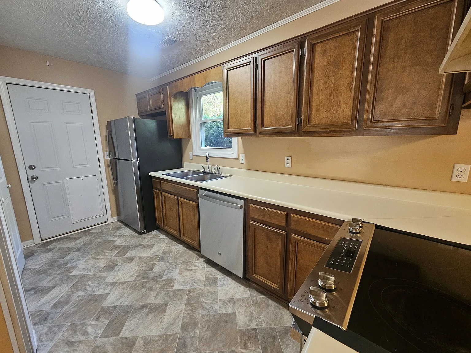 2 bed, 1032 sqft, $1,695 — Photo 4