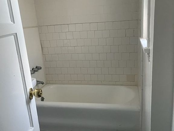 5th image of 4125 Rosewood Ave APT 203