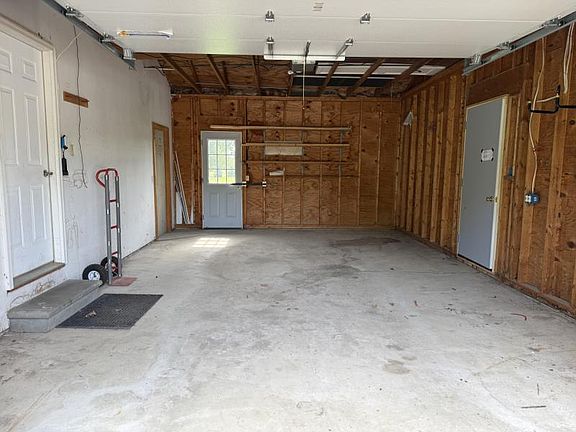 3rd image of 985 Sand Rd